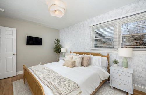 Main Street Retreat Hot Tub Sleeps 8 - Foto 19