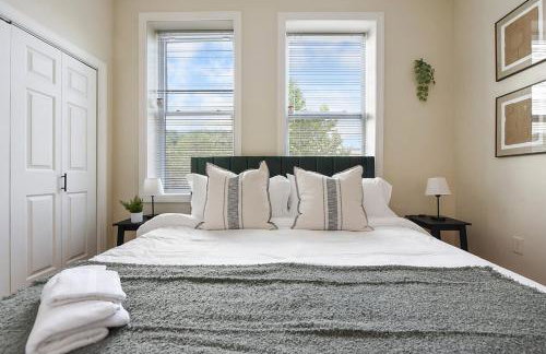 FREE Parking, Netflix in East Liberty By Parks and Uni - Foto 16