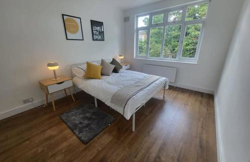 4 Bedroom House - Free Parking, Great access to London, Herts, Essex - Photo 6