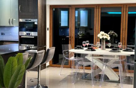 Luxurious 3Bed House with Spa Bath & Garden - Foto 1