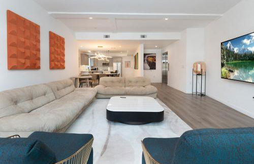 Stunning 3-BR Residence with Free Parking & Patio - Foto 1