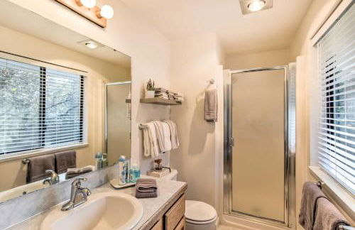 Quiet Lakefront Olympia Home with Dock on Half Acre - Foto 21