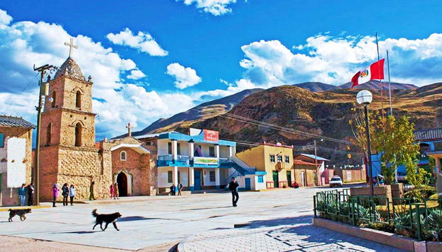 La piazza e la chiesa di Canchayllo