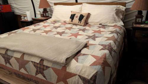 Highland Cow Glamping in a Cozy King Bed Wagon - Foto 5