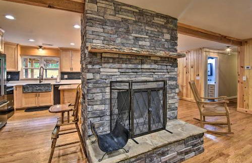 Rustic Sunset Escape on 67 Acres Outdoor Kitchen - Foto 8