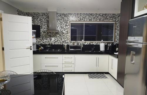 Casa Teresópolis perto do centro com três suítes e piscina - Foto 12