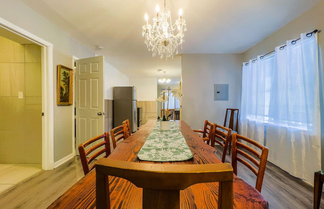 The Stone Castle - With Private Yard & Parking, Near Falls & Casino by Niagara Hospitality - Foto 19