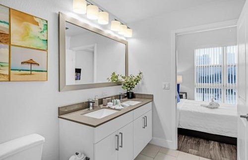 Bright and Airy 2 Bed on Biscayne Blvd with Free Park - Foto 25