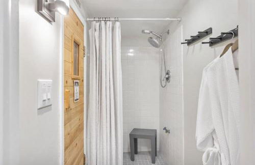 Colonial Cottage with Hot Tub & Sauna-Family Friendly - Photo 29