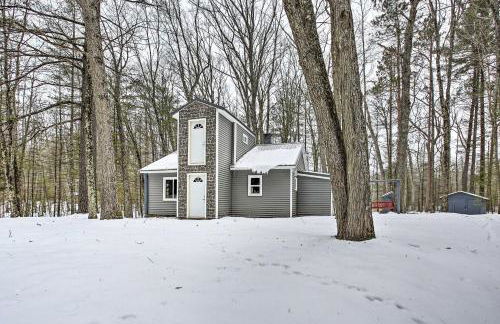 Remote Michigan Retreat on 10 Acres with Grill! - Foto 23