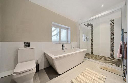 Luxurious Modern Henley Home with Pool & Hot Tub, 5 Bedrooms, Parking - Foto 26