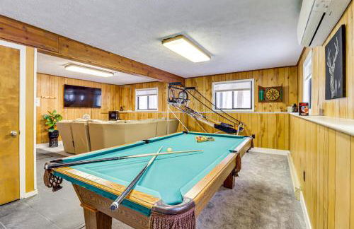 Scenic Views! Clifton Twp Chalet with Fire Pit, Deck - Foto 1