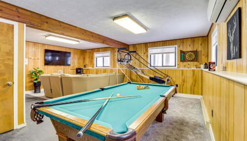 Scenic Views! Clifton Twp Chalet with Fire Pit, Deck - Foto 1