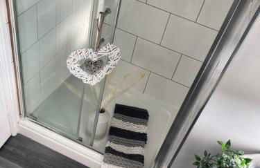 Cheshire Home Stays - Photo 9