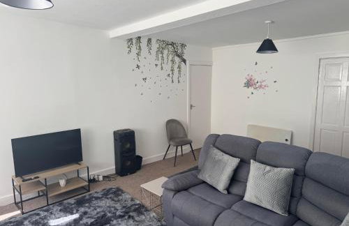 Comfortable 2-Bed Flat Balcony Near Airport - Photo 12