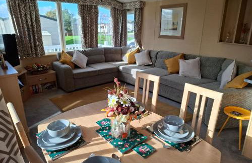 Caravan with hot tub at Tattershall lakes - Foto 4