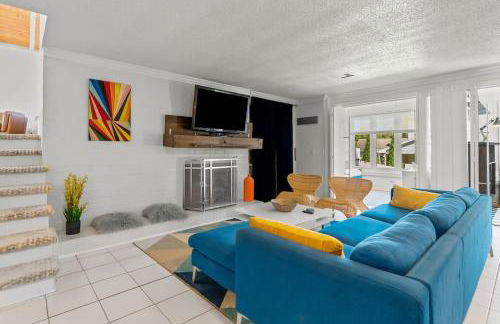 Upscale Modern Home with perfect triad location - Photo 3