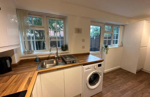 Comfortable 3 Bed House with Garden & Parking - Foto 11