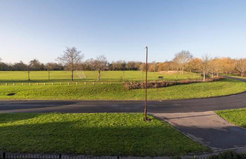 Modern 4-Bed Family Home with 5 Beds & Parking - Foto 39