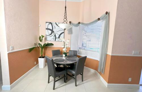 Luxurious 4-Bedroom House with Pool - Foto 20