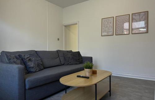 Modern Spacious 2 Bedroom House in Leigh, Free Parking - Foto 11