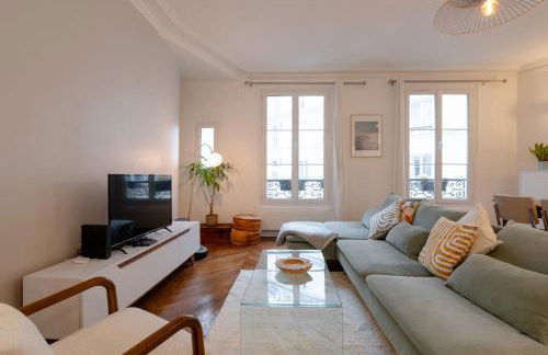 Sophisticated 2BR - Steps to Station - Foto 15