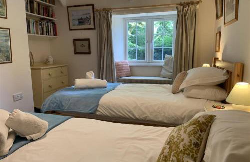 Hollyhocks Cottage surrounded by beautiful Cornish countryside. - Foto 24