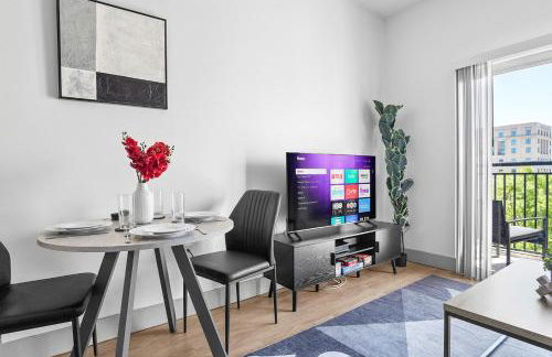 Midnight Marvel - Amazing City Views, Free Parking - Foto 7