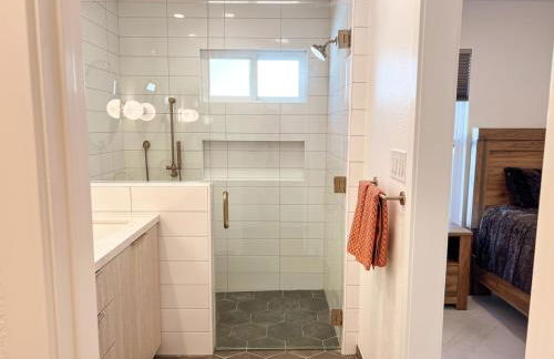 Luxury 3BR, 2BA Newly Renovated with Huge Backyard - Photo 22