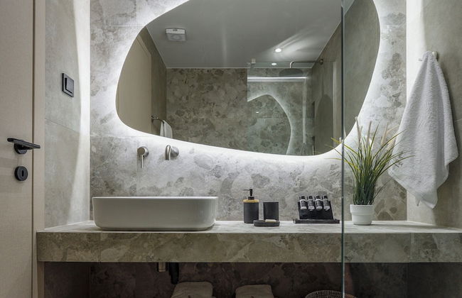 Loena Luxury Suites - Photo 16