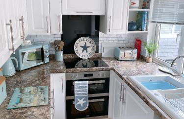 Plain Sailing 2 min walk to the harbour amazing location - Photo 12