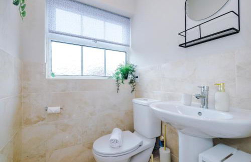 NEW! Incredible Home In Northwich By 53 Degrees Property, Perfect For Groups, FREE Parking! - Photo 53