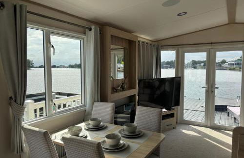 Lakeside Holiday Home with Hot Tub - Foto 9