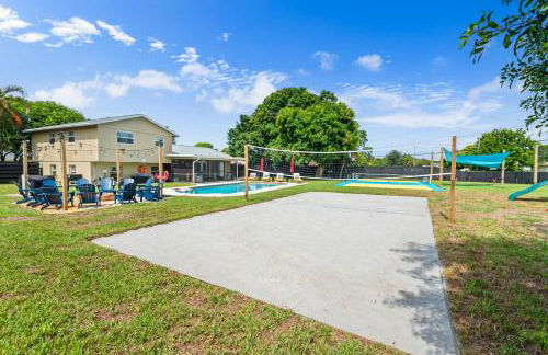 Your own 5BR Private Oasis! wPrivate PoolPickleball - Photo 12