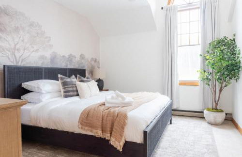 8BR Luxury Maplewood Manor, Hot Tub & Fire Pit - Foto 31