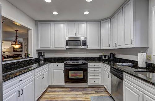 Lakefront Stillwaters Villa with Deck and Private Dock - Foto 5