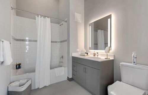 Fulbrix Bright Designer Apartments with West Loop Views - Foto 18