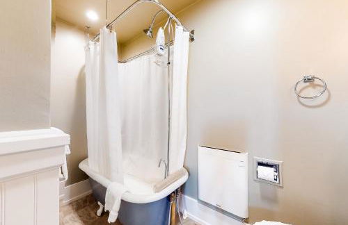 Steps to Sand Beach Hill Bungalow with Patio - Foto 10