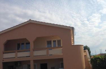 Very spacious - fully air conditioned - apartment nearby Vir bus station - Foto 1