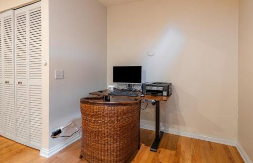 Windy City Getaway - 3BR 2BA Chicago Townhouse home - Photo 57