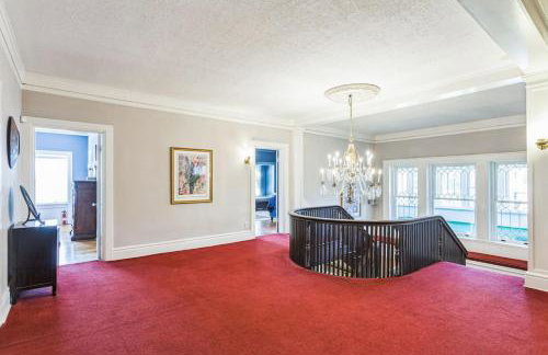 Massive 5 bedroom downtown - Photo 3