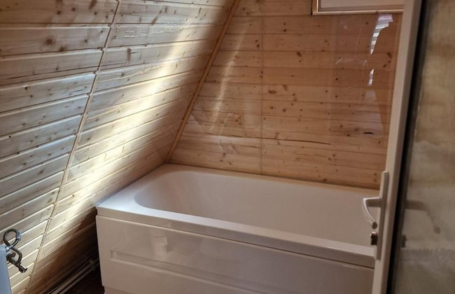 Bucovina-a-framehouse-hottub-fireplace-patio-wifi - Photo 9