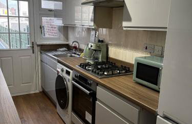 Modern 3-Bedroom House with Private Parking - Photo 12