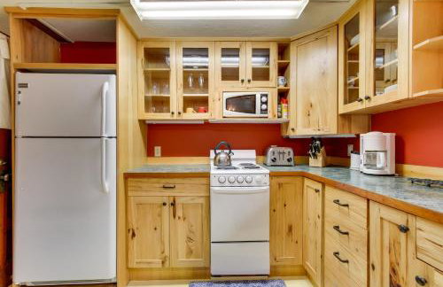 Creekside Silver Gate Getaway with Fireplace! - Foto 12