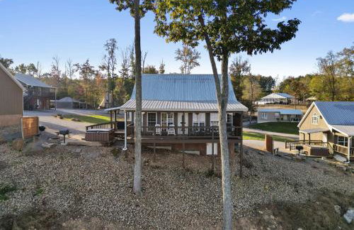 Wood Haven Cabin with a hot tub fire pit & indoor pool - Photo 34