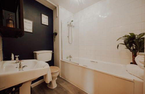 Elegant City Apartment-Sleeps 4-Sofa Bed- Free Parking - Foto 6