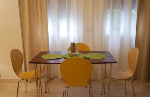 Céntrico, parking privado, al lado estación tren - Foto 4