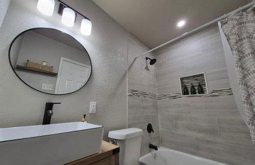 Stylish Newly Remodeled Home with Putting Green - Foto 32