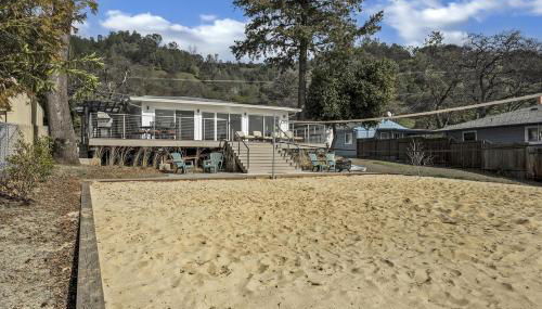 Sandy Feet Retreat -- Lakefront Retreat With Sand Volleyball Court! - Foto 3