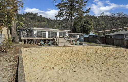 Sandy Feet Retreat -- Lakefront Retreat With Sand Volleyball Court! - Foto 3
